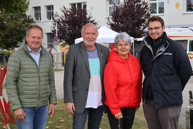 Andreas Hinterberger (Bürgermeister), Gerald Sakoparnig (Landeskriminalamt OÖ), Sabine Rathmayr (Gemeindeamt) und Simon Schöftner (Brandverhütungsstelle OÖ) beim Zivilschutztag in Haibach ob der Donau.  | Foto: MeinBezirk/Constance Haslberger