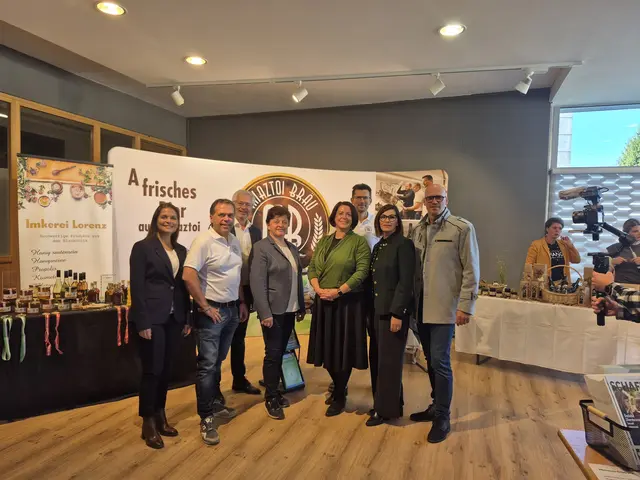 Bürgermeisterin Regina Schrittwieser, Landtagsabgeordnete Cornelia Izzo, Tourismusvorsitzender Nino Contini, das Leader Team mit Maria Hell, Martina Zisler und Erich Leitenbauer mit den Brauherren Georg Grassegger und  Helmut Sonnbichler. | Foto: Andrea Stelzer