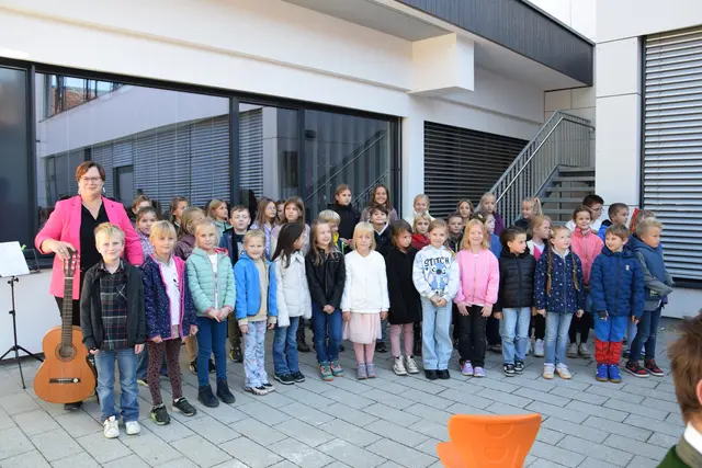 Isabel Powoden mit ihrem VS Chor und eigenen Eröffnungslied  | Foto: Josef Strohmeier