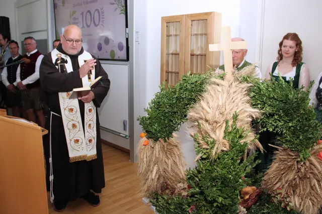 Bruder Elias segnete die Schule und die Erntekrone feierlich. | Foto: Cescutti