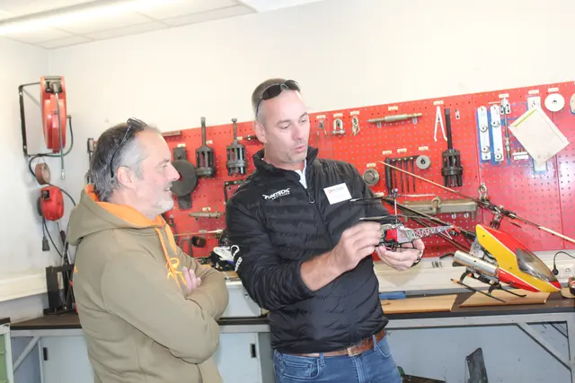 Kfz-Techniker Janos Billege präsentierte seine selbst gebauten Hubschrauber - am Bild mit MeinBezirk-Perg-Geschäftsstellenleiter Fritz Huber. | Foto: MeinBezirk Perg/Köck