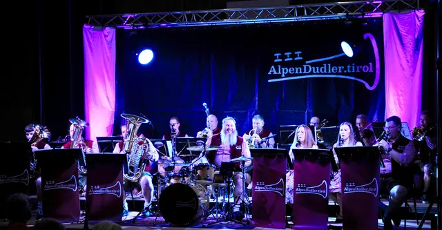 Stets im richtigen Licht: Die Blaskapelle AlpenDudler hat heuer noch einiges am Programm. | Foto: Hassl