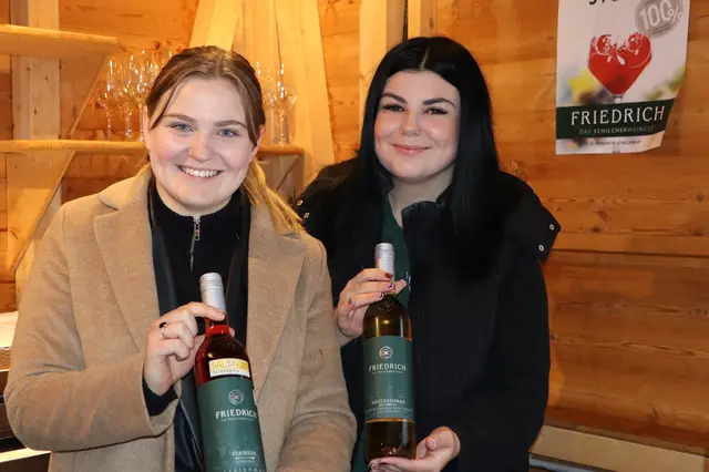 Sophie Friedrich, einst Weinkönigin der Steiermark, bei ihrem Stand | Foto: Gerhard Langmann