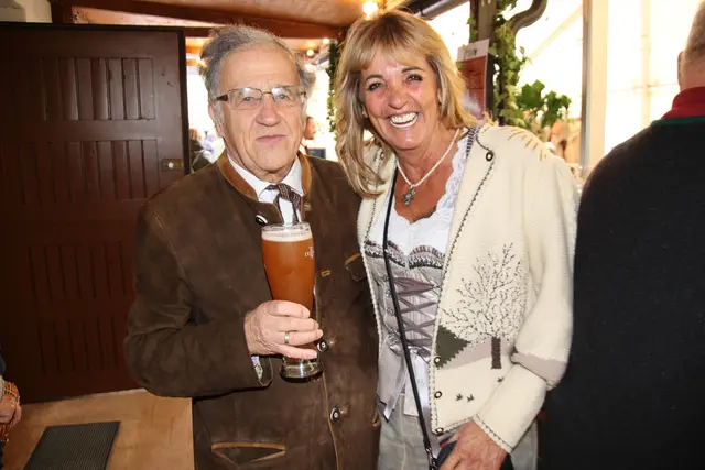 Salven zum 80. Geburtstag von Peter Freina (mit Claudia).