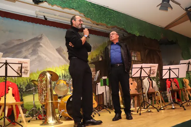 Obmann Peter Paul Mölk von Innsbruck Tourismus bedankt sich bei Ernst Gundolf für seine langjährigen Verdienste. | Foto: Kendlbacher