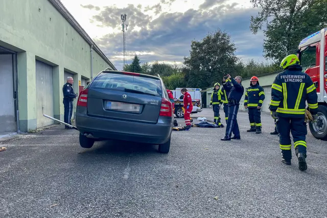 Am späten Nachmittag entdeckten Anwohner offenbar das Unglück. Ein Mann lag leblos unter einem PKW.  | Foto: TEAM FOTOKERSCHI / FF-Lenzing