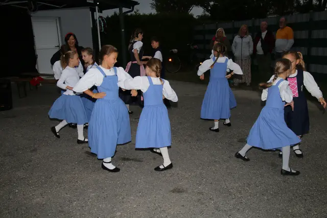 mit Begeisterung zeigten die Kinder der Volkstanzgruppen ihr können. 