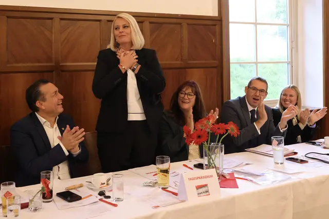 Große Freude über 100 Prozent Zustimmung: Katrin Auer bei der Bekanntgabe des Wahlergebnisses. Applaus von Richard Kerbl, Sabine Engleitner-Neu, Markus Vogl und Anna Portenkirchner (v. li.) | Foto: Klaus Mader
