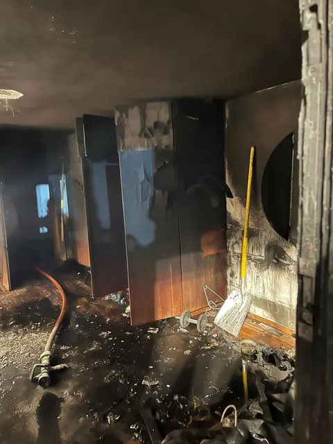 Gegen 01:55 Uhr konnte das Feuer vollständig gelöscht werden. | Foto: Zoom Tirol