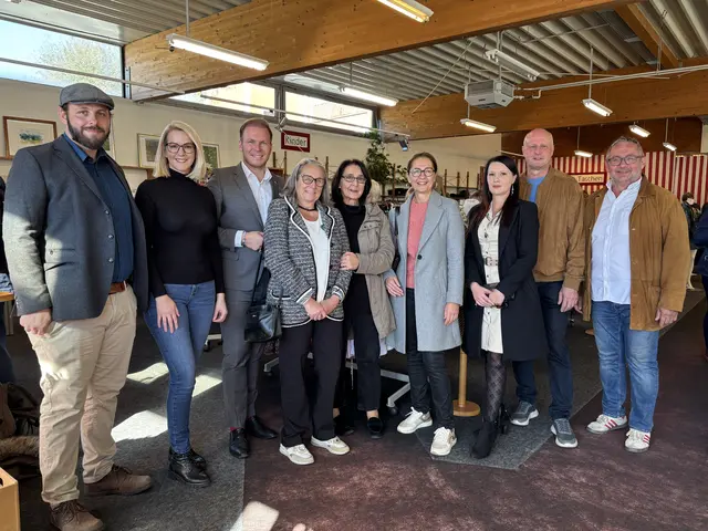 Die Iduna-Vorstände Charlotte Gruber (4.v.l.) und Elisabeth Lang (5.v.l.) konnten nach der Umgestaltung zahlreiche Ehrengäste begrüßen. | Foto: Elisabeth Kloiber