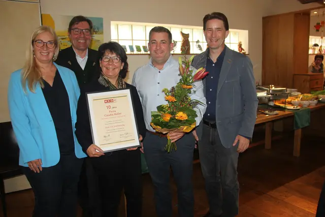 Claudia Müller mit prominenten Gratulanten. | Foto: Raimund Mold