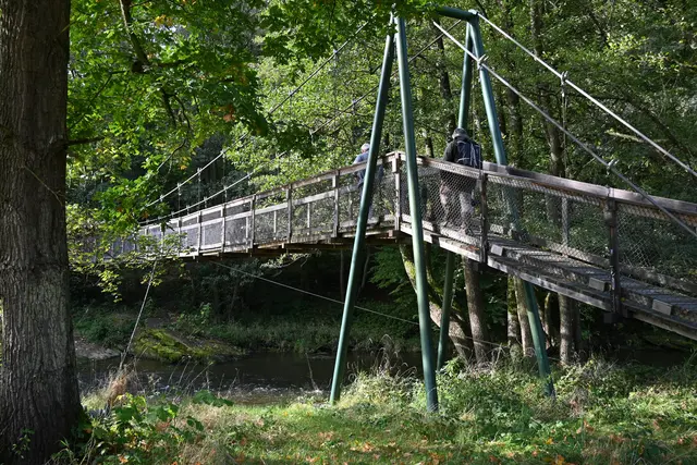 Hängebrücke hinüber aufs tschechische Ufer