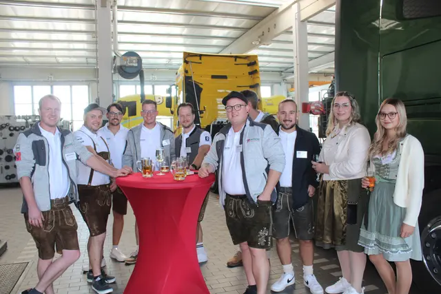 Mitarbeiterinnen und Mitarbeiter von Petschl-Werkstätten bei der 10-Jahr-Feier mit Oktoberfest. | Foto: MeinBezirk Perg/Köck