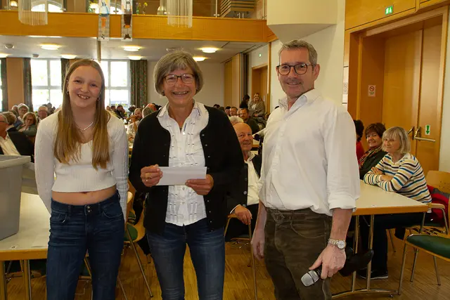 glückliche Gewinnerin Hedwig Schauer 
v.l.n.r: Glücksengerl Lara, Hedwig Schauer,Bgm. Grubmair, 