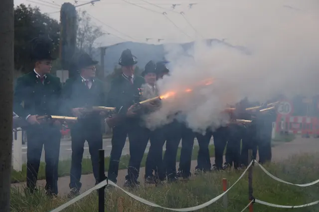 Prangerschützen feuerten Salven für das Jubiläum mit der Partnergemeinde ab.
