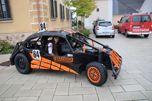 In einem Renn-Buggy fuhr Leonie Tieber vor der Halle ein. | Foto: MeinBezirk/Herwig Brucker
