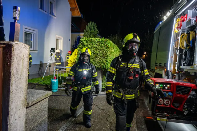 Die Einsatzkräfte der Feuerwehr Sattledt führten im Anschluss Nachlöscharbeiten durch und kontrollierten die Brandstelle sorgfältig. | Foto: TEAM FOTOKERSCHI