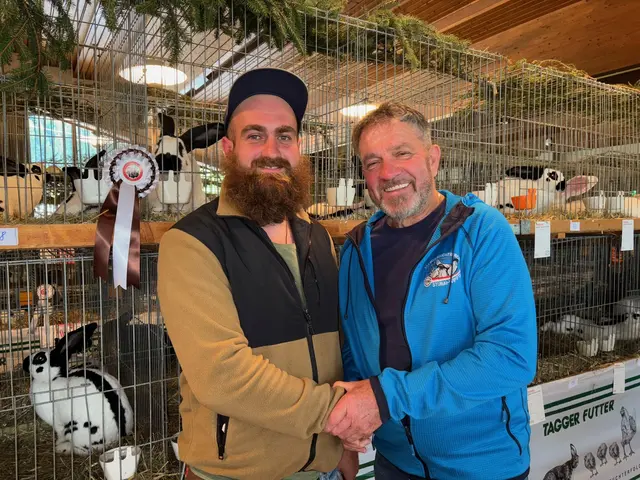 Obmann Rudi Kainz (r.) mit Züchterfreund Andreas Plankensteiner aus Welsberg in Südtirol. | Foto: Kainz