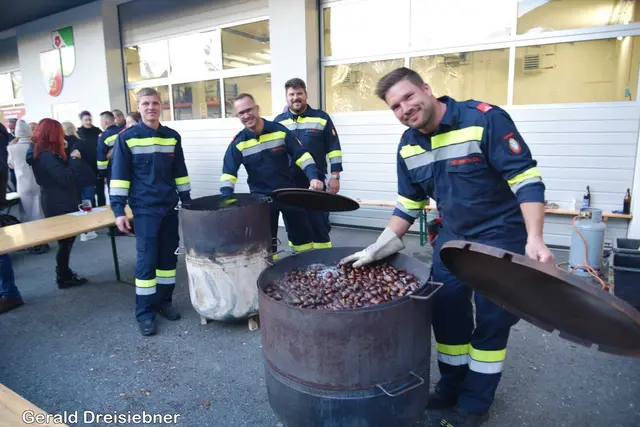 Die beiden Brüder Christoph und Andreas Neuwirth waren für die Maroni zuständig.  | Foto: Gerald Dreisieber
