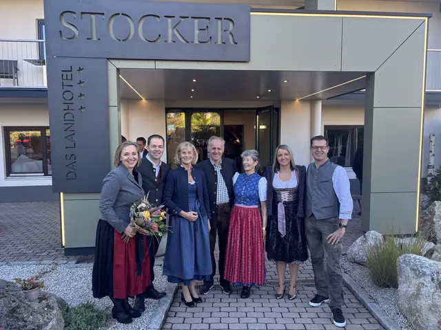 LAbg. Doris Staudinger (3.v.li.) freut sich mit Familie Ramsebner über die erfolgreiche Wiedereröffnung ihres Hotels. | Foto: Weymayer