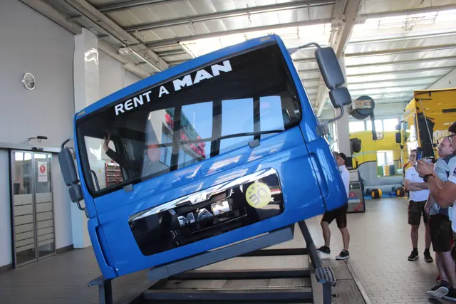 Im Lkw-Überschlagssimulator | Foto: MeinBezirk Perg/Köck