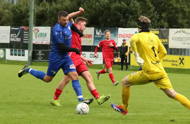 Kirchdorf-Routinier Martin Prantl (blaue Dress) stoppt Goings Christian Salfenauer