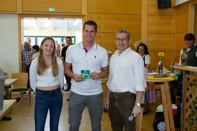 Georg Haslinger freute sich über einen Lagerhaus-Gutschein. 
v.l.n.r: Glücksengerl Lara, Georg Haslinger und Bgm. Grubmair