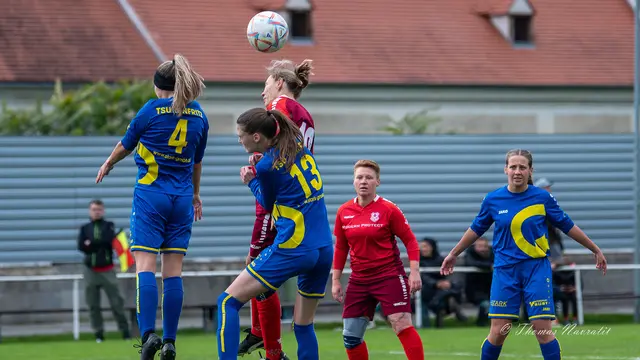 Gertrud Sensoy (rot) beim Kopfballduell | Foto: Thomas Navratil