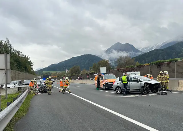 Verkehrsunfall auf der Inntalautobahn bei Wattens | Foto: Zoom Tirol