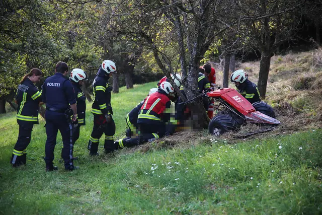 Beim Eintreffen der Feuerwehr war die Person bereits befreit, weil sich der Einsatzort im Gelände befand, musste die Person dann nach der Erstversorgung zum Rettungsfahrzeug getragen werden.  | Foto: laumat/Matthias Lauber