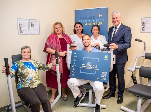Patientin Edeltraud Mahler, mit LGA-Vorständin Elisabeth Bräutigam, Stationsleiterin Beatrix Perschon, Oberärztin Marianne Patsch, Landesrat Anton Kasser und Physiotherapeut Maximilian Mölzer. | Foto: NÖ LGA/Rober Herbst