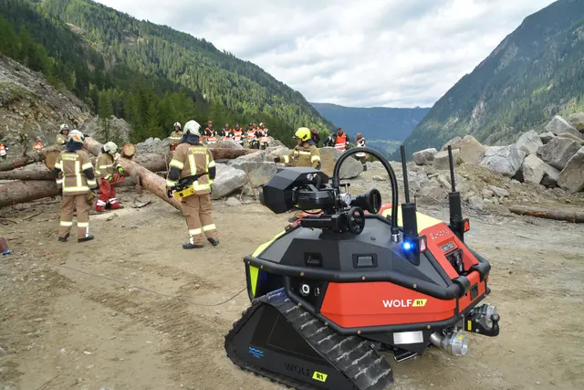 Auch ein moderner Bergungs- und Löschroboter war bei der Großübung im Pitztal im Einsatz. | Foto: Perktold