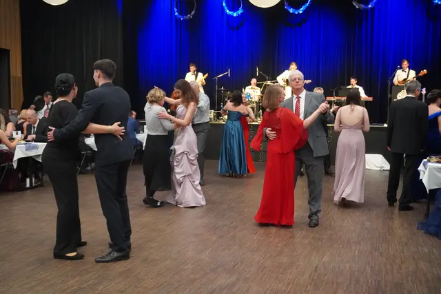 Für eine stets volle Tanzfläche sorgten "Die Präsidenten". | Foto: Jennifer Flechl