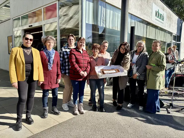 Die Mitarbeiterinnen von Iduna wurden mit einer Torte überrascht.  | Foto: Elisabeth Kloiber
