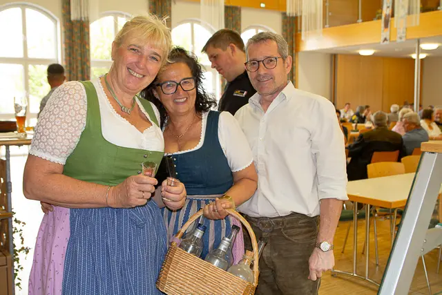 die beiden Schnapsverkäuferinnen Astrid und Sigrid mit Bgm. Harald Grubmair