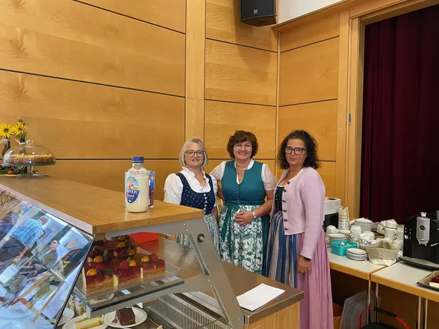 Kaffee und eine reichliche Auswahl an Mehlspeisen wurden angeboten. 
v.l.n.r.: Elisabeth Angster, Vizebgm. Eva Wahlmüllerund Sigrid Grubmair
