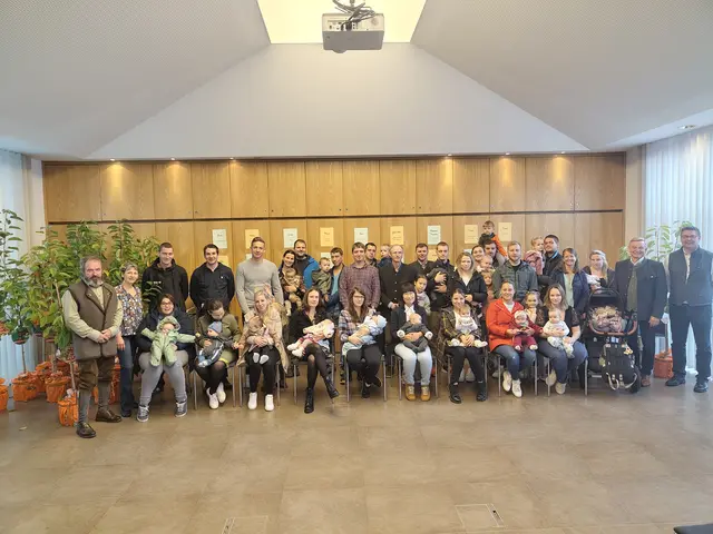 Geburtstagsbäume für 18 jüngste Waldneukirchner, überreicht von der Gemeinde mit Bürgermeister Karl Schneckenleitner (re.) und Toni und Angela Frantal (li.)