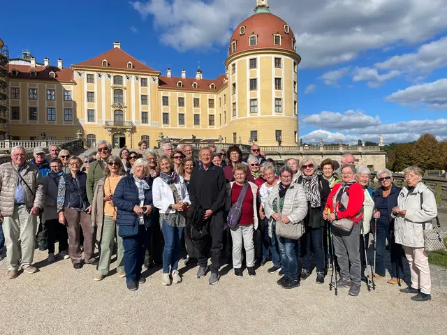 Reisereferentin Ingrid Federl (links) und Bezirksobmann Karl Mayr (Mitte) mit der großen Reisegruppe bei der Landeskulturreise in Sachsen. 