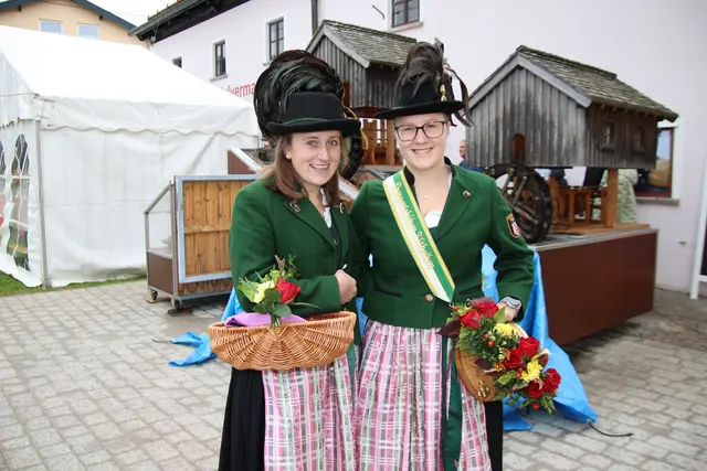 Prangerschützen-Marketenderinnen Alexandra und Walli.