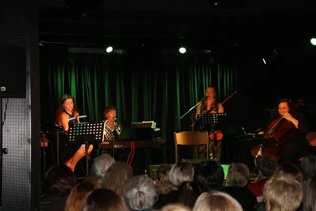 Susanne Sommer mit Sigrid Prattinger, Berlinda Fritz und Nadja Milfait auf der Bühne 