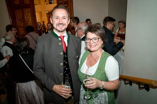 Im Chor der 2. Tenor, in der Gemeinde die 1. Stimme: St. Pauls Bürgermeister Stefan Salzmann und Chorleiterin Margit Obrietan.