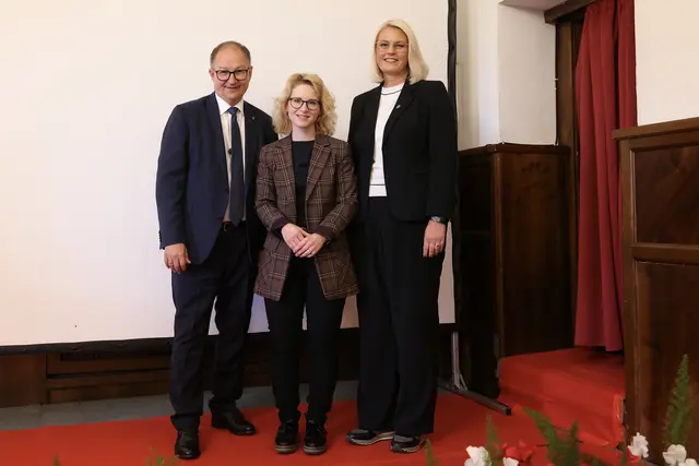 Bundesministerin Eva-Maria Holzleitner (Mitte) und Landesrat SPÖ-Landesvorsitzender Martin Winkler mit SPÖ-Bezirkschefin Katrin Auer. | Foto: Klaus Mader