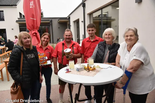 Viele Besucher kamen zu Sturm und Kastanien zum Gemeindezentrum Hofstätten/R.  | Foto: Gerald Dreisieber