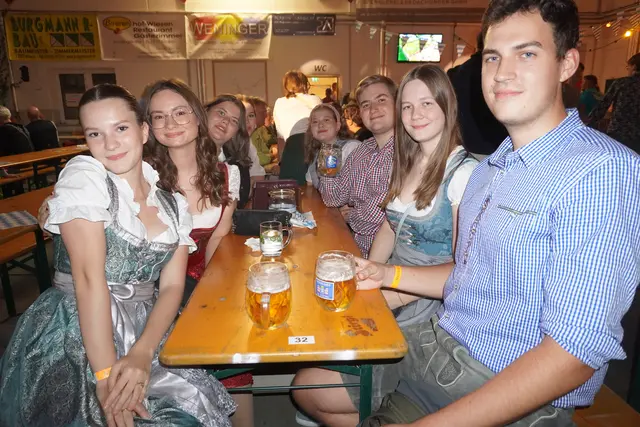 Bis in die frühen Morgenstunden hinein wurde gemeinsam das Oktoberfest gefeiert. | Foto: Jennifer Flechl