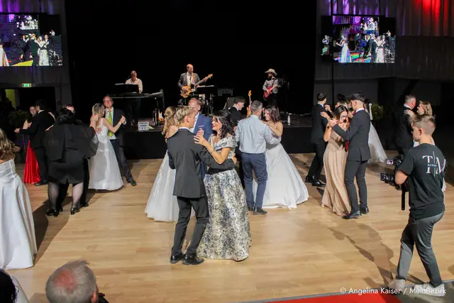 "Alles Walzer" nach einer zaubervollen Polonaise. | Foto: Angelina Kaiser