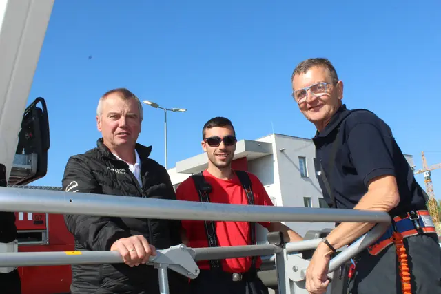 In luftige Höhen mit dem Hubsteiger der FF Wartberg/Aist. | Foto: MeinBezirk Perg/Köck