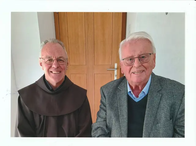 Widmeten sich intensiv dem Sonnengesang: Franziskaner-Pater Roland Faustin mit Ferdinand Reitmaier. | Foto: Reitmaier