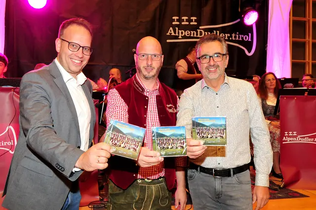AlpenDudler-Bandleader Martin Wolf mit den Bürgermeistern Benedikt Singer (li.) und Hans Motz. | Foto: Hassl