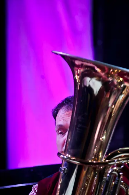 Tubist Peter Haselsberger ist "Der Kellermeister" und begibt sich ins Reich der gaaaanz tiefen Töne. | Foto: Hassl