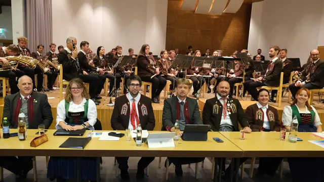 Der Bezirksausschuss bei der Generalversammlung in Längenfeld